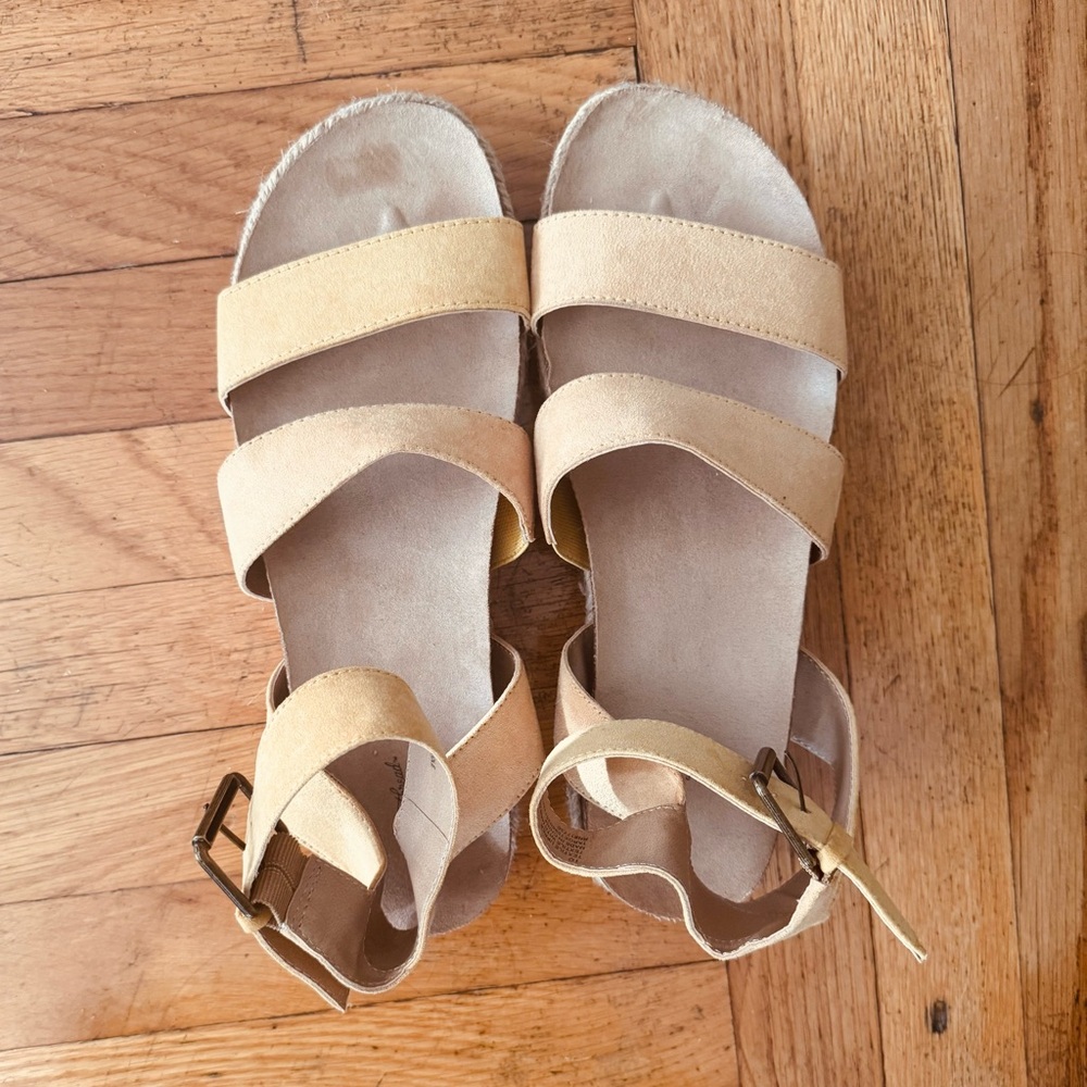 Universal Thread Chunky Wedge Sandals 10 Gold Suede Ankle Strap Shoes VGUC